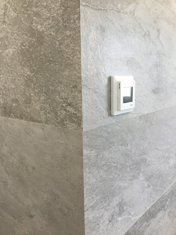GibellerGrupo's tweet photo. ¡ Espectacular #baño realizado por @decoramasalc ​!
Estamos encantados de poder formar parte con nuestros materiales de grandes marcas como @KerabenGrupo @InbaniDesign ​ @Hansgrohe_PR  @Duravit @pamesaceramica ​ #Novellini #Keuko #Hidrobox  #Schlüter-Systems #Antrax​ #TECE https://t.co/7lx6oVkH9V