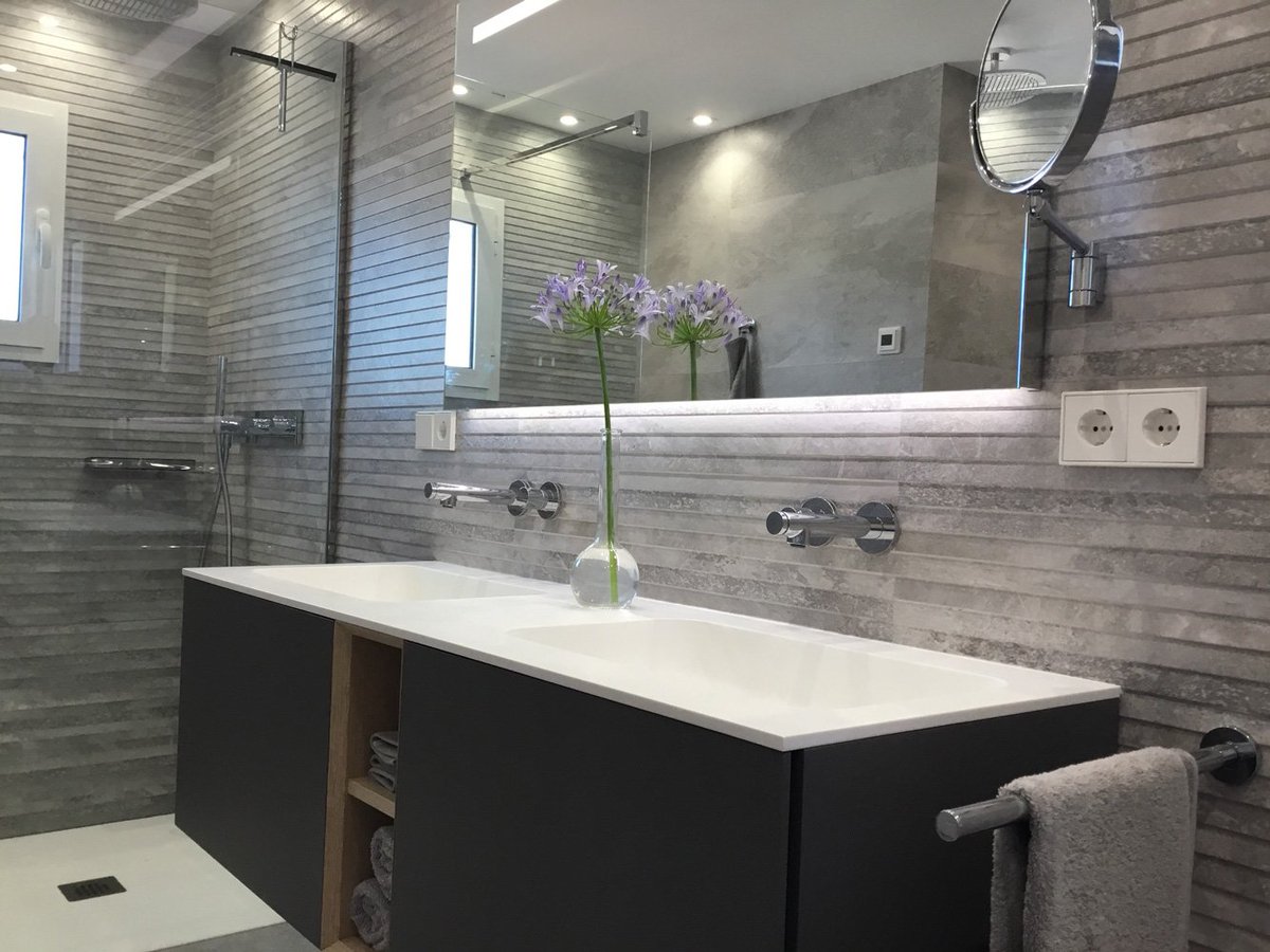 GibellerGrupo's tweet photo. ¡ Espectacular #baño realizado por @decoramasalc ​!
Estamos encantados de poder formar parte con nuestros materiales de grandes marcas como @KerabenGrupo @InbaniDesign ​ @Hansgrohe_PR  @Duravit @pamesaceramica ​ #Novellini #Keuko #Hidrobox  #Schlüter-Systems #Antrax​ #TECE https://t.co/7lx6oVkH9V