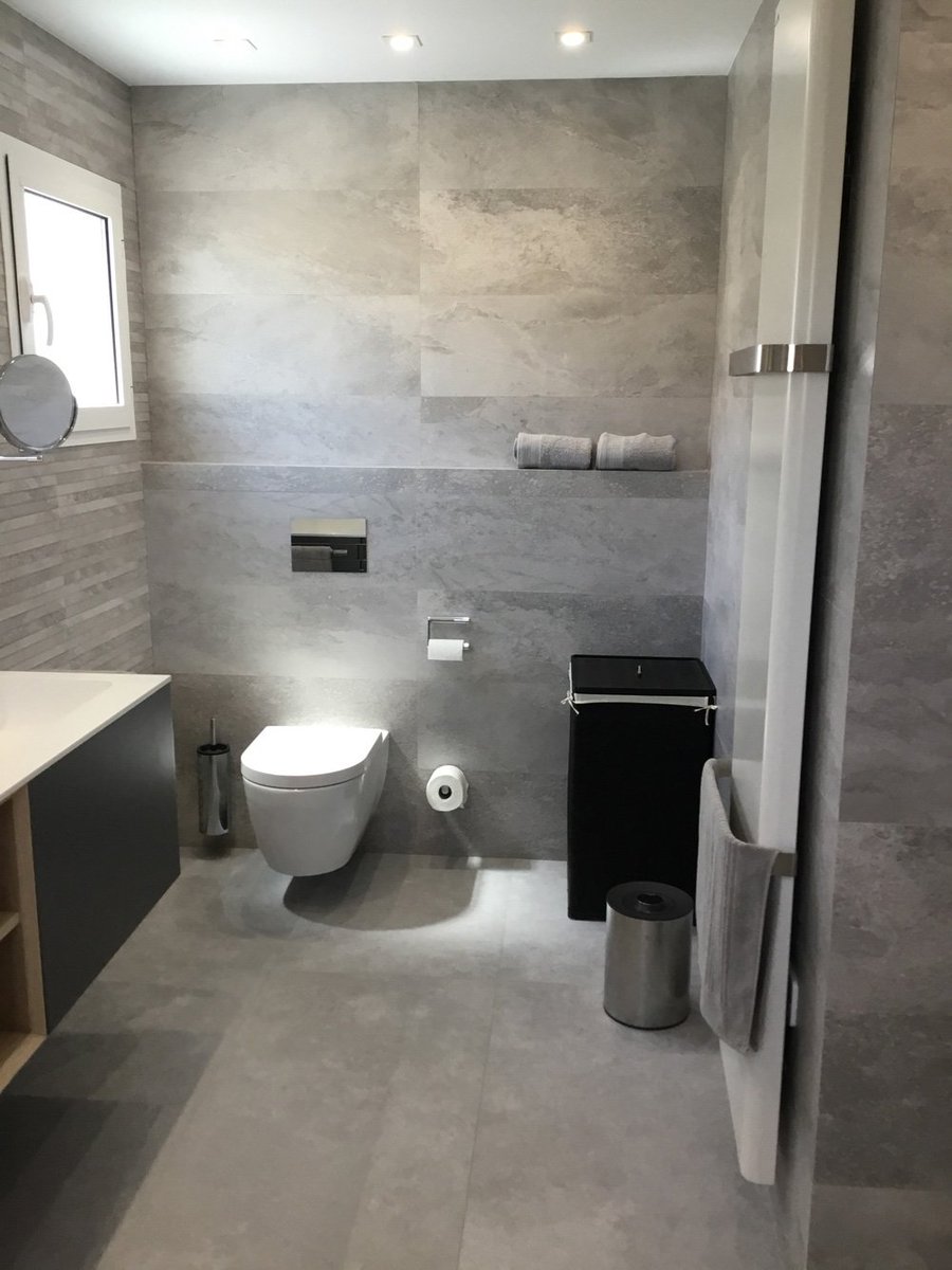 GibellerGrupo's tweet photo. ¡ Espectacular #baño realizado por @decoramasalc ​!
Estamos encantados de poder formar parte con nuestros materiales de grandes marcas como @KerabenGrupo @InbaniDesign ​ @Hansgrohe_PR  @Duravit @pamesaceramica ​ #Novellini #Keuko #Hidrobox  #Schlüter-Systems #Antrax​ #TECE https://t.co/7lx6oVkH9V
