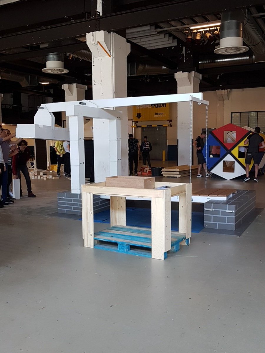 Leerlingen #BrederoBeroeps <a href="/scapetownNL/">Scapetown</a> bouwen tiny houses