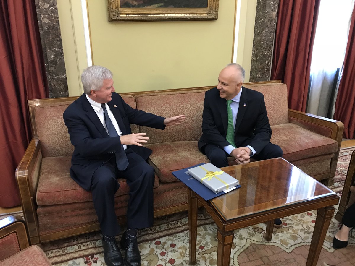 Odličan sastanak sa novim gradonačelnikom Beograda dr Zoranom Radojičićem. Radujem se nastavku bliske saradnje <a href="/USEmbassySerbia/">Američka ambasada</a> sa <a href="/beograd_rs/">Град Београд</a> i radu na zajedničkim projektima kojima ćemo pomoći beogradskim bolnicama, školama i socijalnim ustanovama.