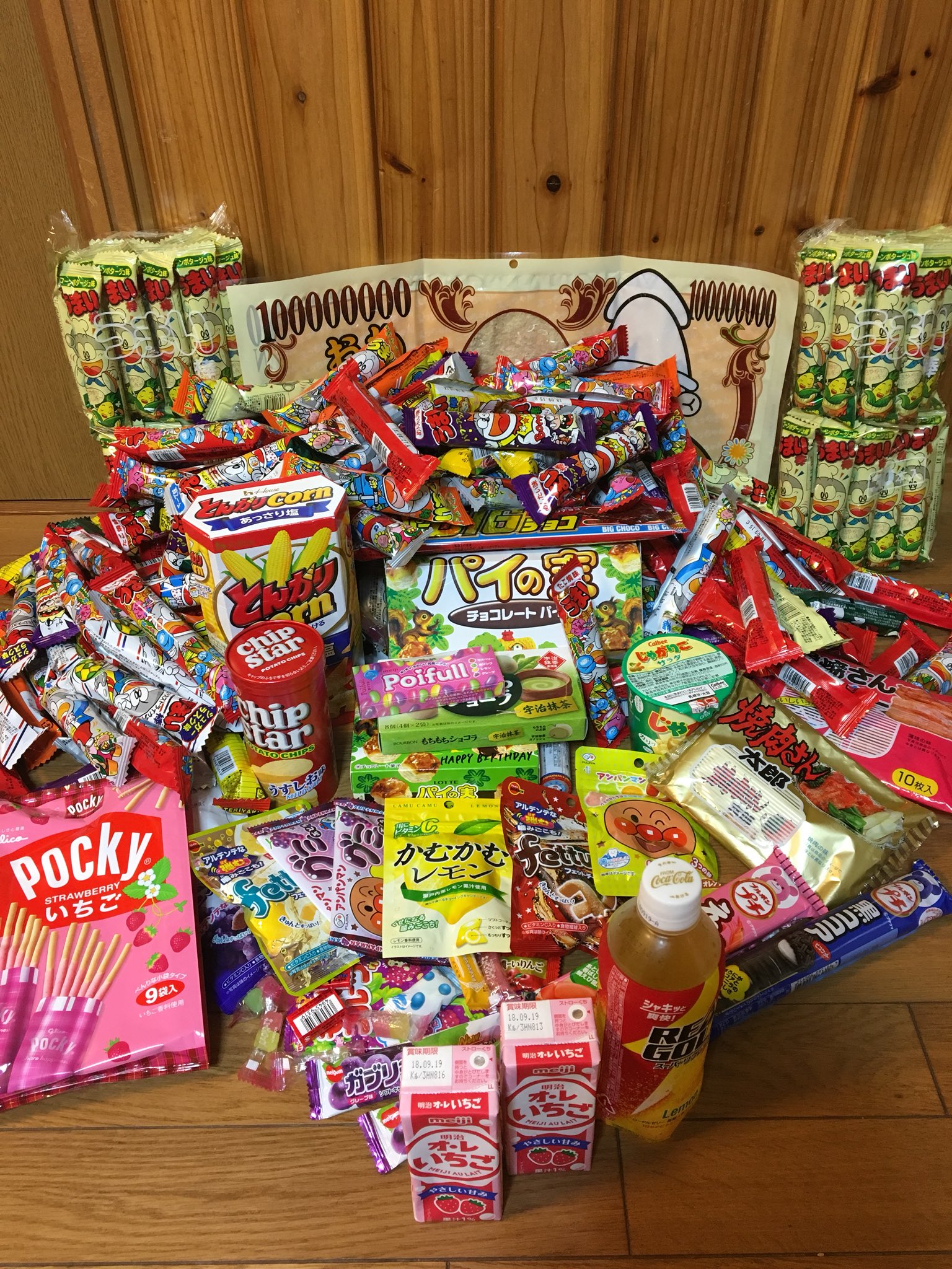廣和 Kowa バースデーサプライズ 今日は高校生の長男の誕生日 です サンタクロース の様な大きな袋にお菓子やジュースをいっぱい友達 に貰って帰って来ました 自分の時代にはこんなのなかったですね クラス全体で 誕生日の子に順番に行うそうです
