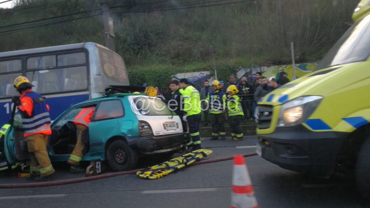 #Concepción, Colisión por alcance de vehículo menor con taxibus, 2 personas lesionadas, Av Paicavi altura Duoc, Bomberos trabaja en el lugar. #Cat8 ^241