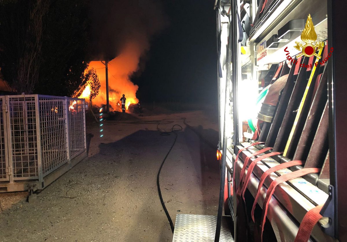 vvfveneto's tweet photo. #20giugno 03:15 #AnguillaraVeneta(PD), incendio fienile in località #Borgoforte #vigilidelfuoco con tre squadre spengono il rogo e mettono il sicurezza il luogo in 5 ore #soccorsiquotidiani https://t.co/pX5TI4SG7t