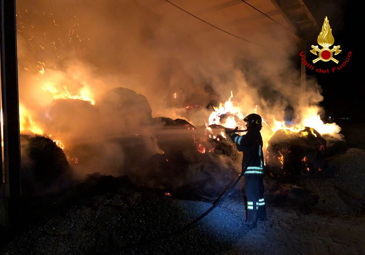 vvfveneto's tweet photo. #20giugno 03:15 #AnguillaraVeneta(PD), incendio fienile in località #Borgoforte #vigilidelfuoco con tre squadre spengono il rogo e mettono il sicurezza il luogo in 5 ore #soccorsiquotidiani https://t.co/pX5TI4SG7t