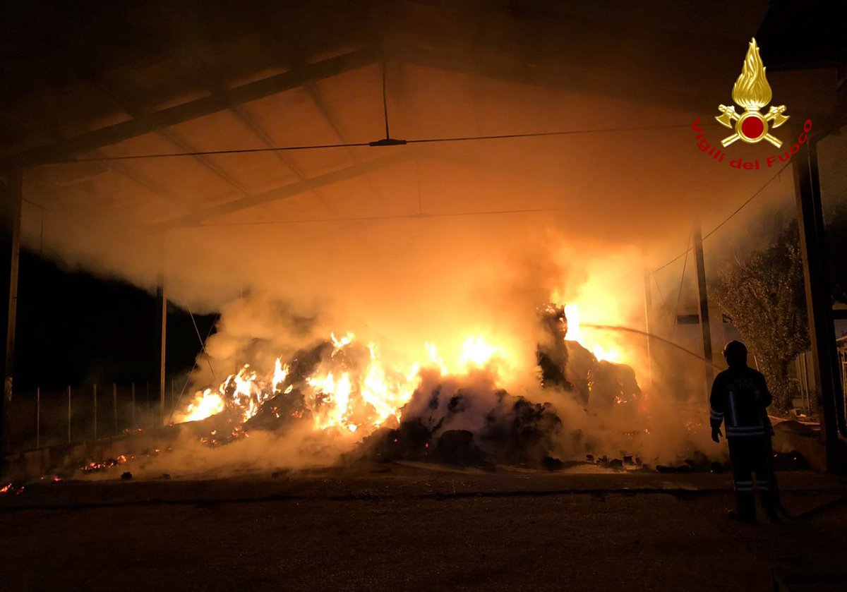 vvfveneto's tweet photo. #20giugno 03:15 #AnguillaraVeneta(PD), incendio fienile in località #Borgoforte #vigilidelfuoco con tre squadre spengono il rogo e mettono il sicurezza il luogo in 5 ore #soccorsiquotidiani https://t.co/pX5TI4SG7t
