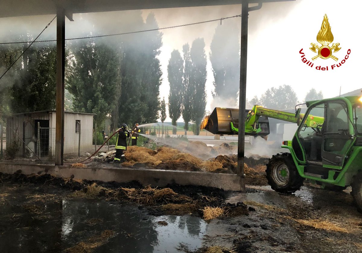 vvfveneto's tweet photo. #20giugno 03:15 #AnguillaraVeneta(PD), incendio fienile in località #Borgoforte #vigilidelfuoco con tre squadre spengono il rogo e mettono il sicurezza il luogo in 5 ore #soccorsiquotidiani https://t.co/pX5TI4SG7t