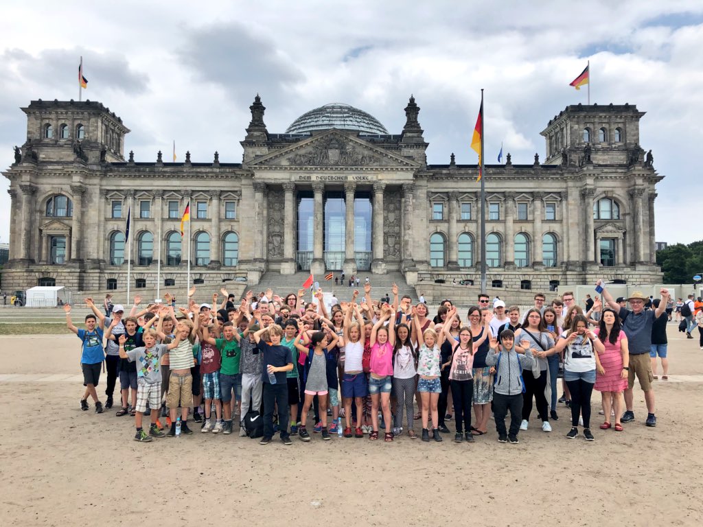 ECHTKUHL's tweet photo. Und alle zusammen „ECHT KUH-L!“ Alle Gewinnergruppen freuen sich nun auf den Besuch im #Reichstag. Was uns #echtkuhl-es wohl hier erwartet? https://t.co/ofWxd08Aii