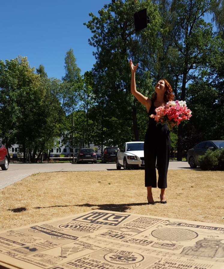 🎓 Izlaidumu laiks rit pilnā sparā, un mūsu mārketinga direktore Zane pēc sava izlaiduma teic, ka: "Pica ir izcils veids, kā apmierināt viesu izsalkumu pēc garajām ceremonijām!" ☝️🍕