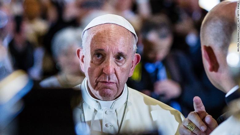 CNNEE's tweet photo. El papa critica al gobierno Trump por la separación de familias inmigrantes https://t.co/vRUMikQGoy https://t.co/SrAMP0VWo7