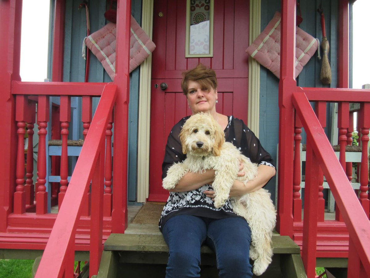EastRustonCotts's tweet photo. Give this a Retweet if you would love to stay in our beautiful #ShepherdsHut at Wind In The Willows! Super #DogFriendly &amp; cosy all year round! https://t.co/dCAkAKX79b
