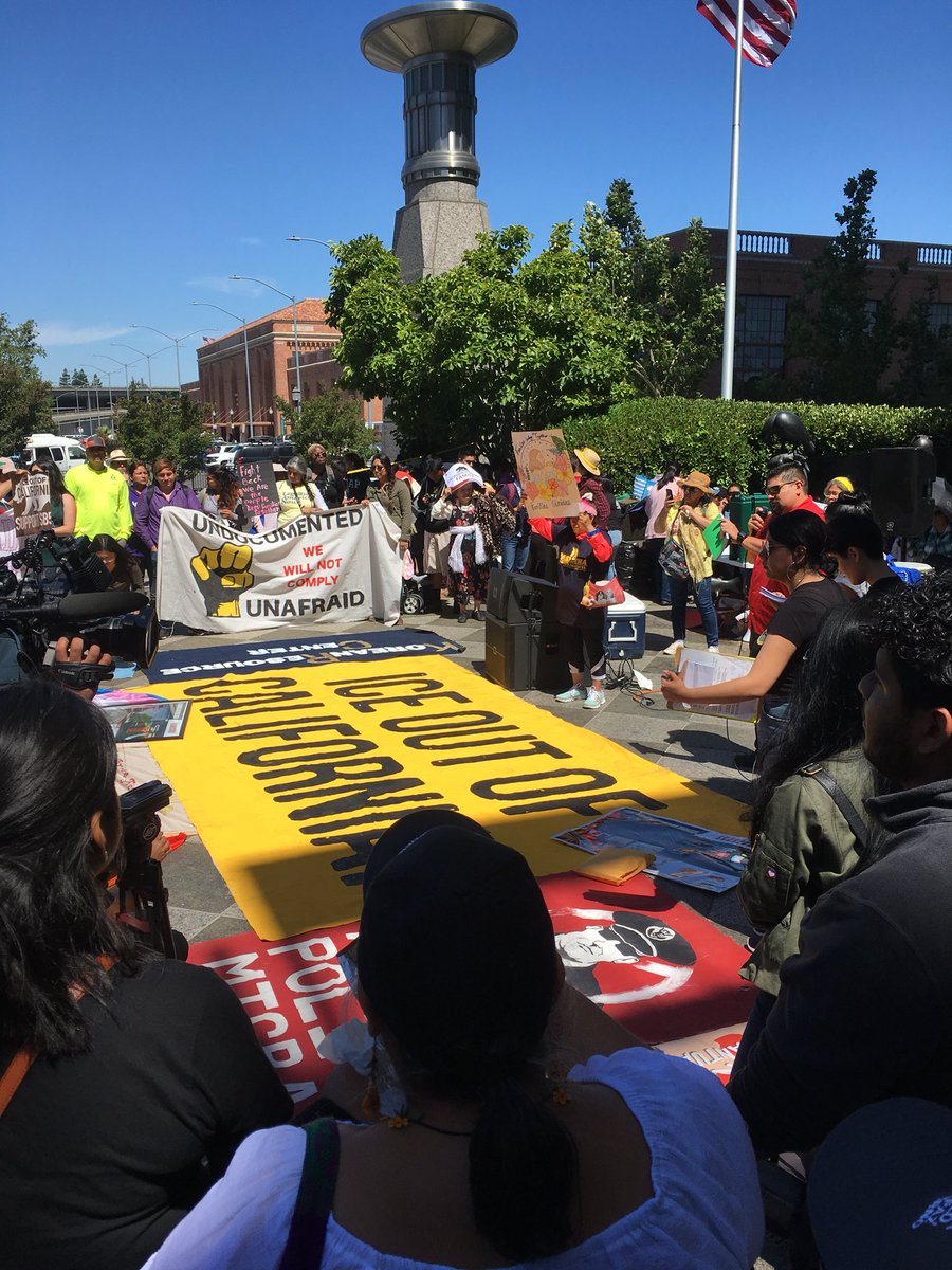 kimioraward's tweet photo. Stand together. #ICEoutofCA #DignityNotDetention #Not1MoreDeportation #DefendSanctuary #DefendCAValues https://t.co/oTTXmR2cYk