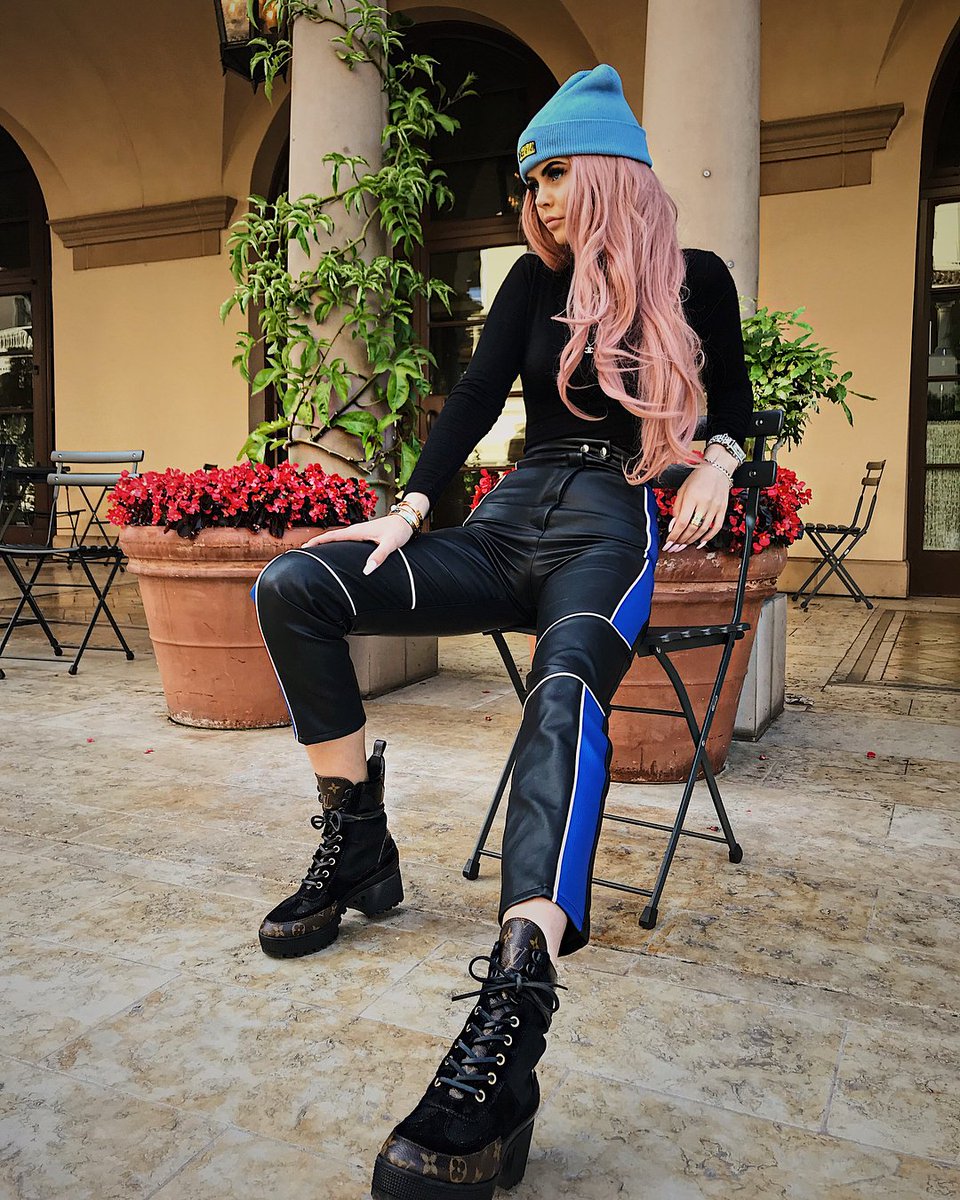 ivyreifans's tweet photo. LOVE the pink hair https://t.co/5ekDdYtTZv