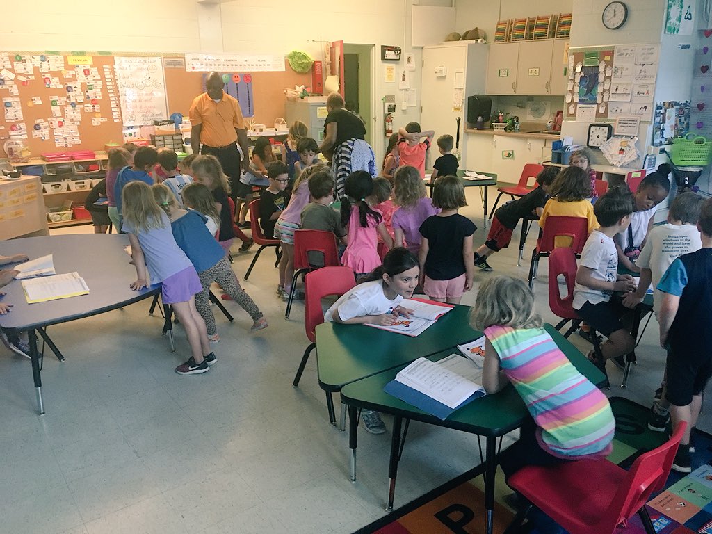 MadameFatimaK's tweet photo. Une belle journée de #foireauxRecits avec la visite des classes et parents @EcolePIET #piquenique #recits #2eannee https://t.co/Tfd3hNqi4o