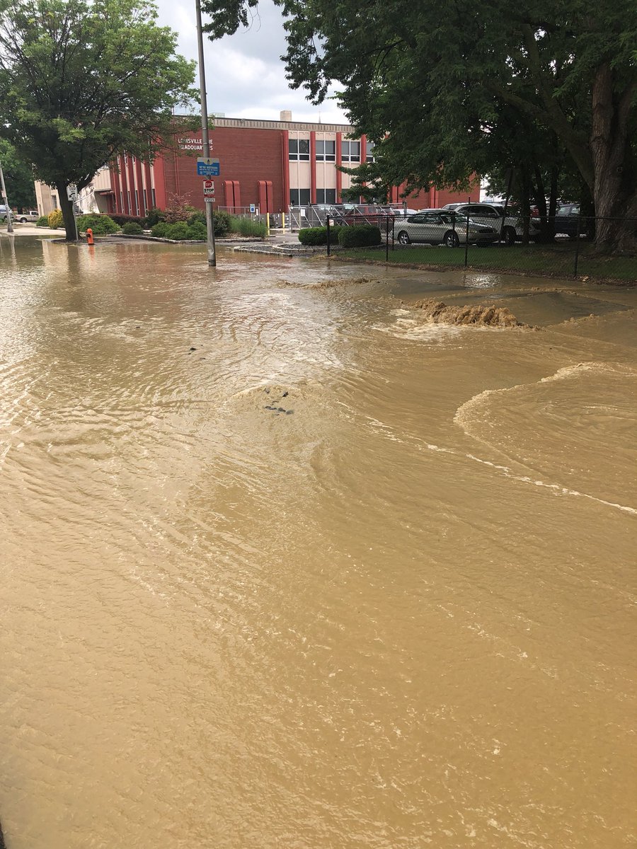 LMPD's tweet image. Stay away from the 1000 block of west jefferson as we deal with a water main break.