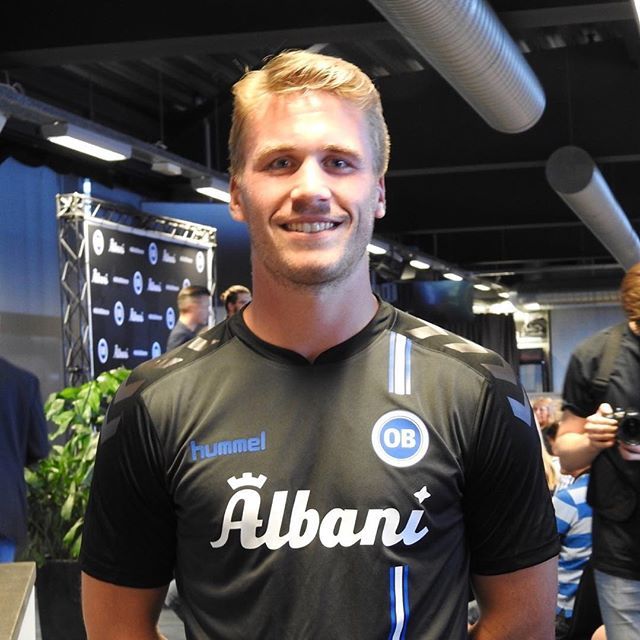 Odense_Boldklub's tweet photo. På aftenes fanmøde blev vores nye udebanetrøje præsenteret. Alexander Ludwig som model...;-) #obdk #altidodense https://t.co/v0KDI9MzGf https://t.co/tUVq4YdVnp