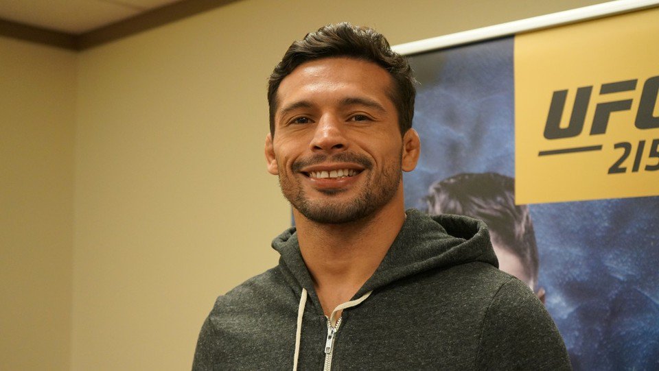 Após nova cirurgia e 11 meses sem lutar, Adriano Martins se diz "100%" para duelo no Canadá | combate | Sportv crwd.fr/2wPkxyR