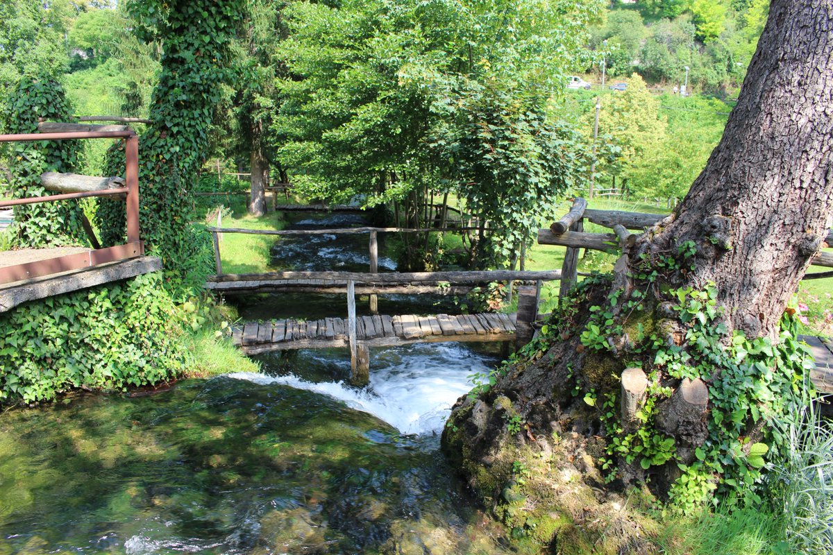 葦見川和哉 クロアチア ラストケ村の水辺の風景 村内では実際に人が住んでいて 公園内を見て周る形で入れます 滝が有名で 牧歌的というかファンタジー映画のロケーションのようで最高