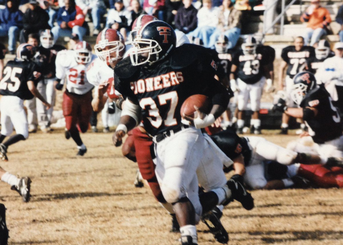 TusculumSports's tweet photo. Happy Birthday to @TusculumFB All-America RB and @Tusculum_Univ Sports Hall of Famer Eric Claridy #PioneerUp #UniversityRising https://t.co/CHrL0XbwU6