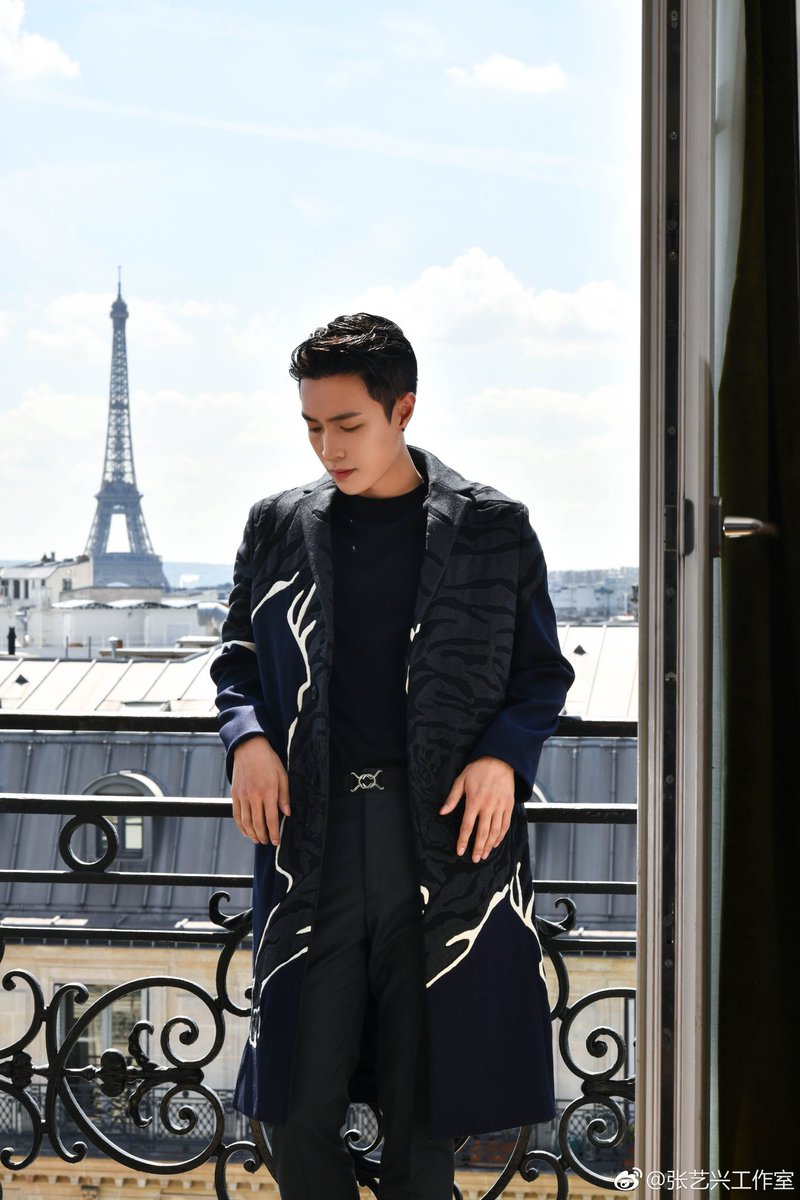 yixingspixie's tweet photo. [TRANS] 180620 Yixing Studio Weibo

Elegant gentleman, you are Paris' most beautiful scenery. Valentino China's brand ambassador #yixing 

#VALENTINOMENSS19 #LayxValentino  #ValentinoxLAY #SHEEPInParis https://t.co/sbn9dplv8b