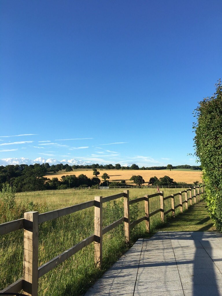Moore39's tweet image. What a wonderful sky this evening x