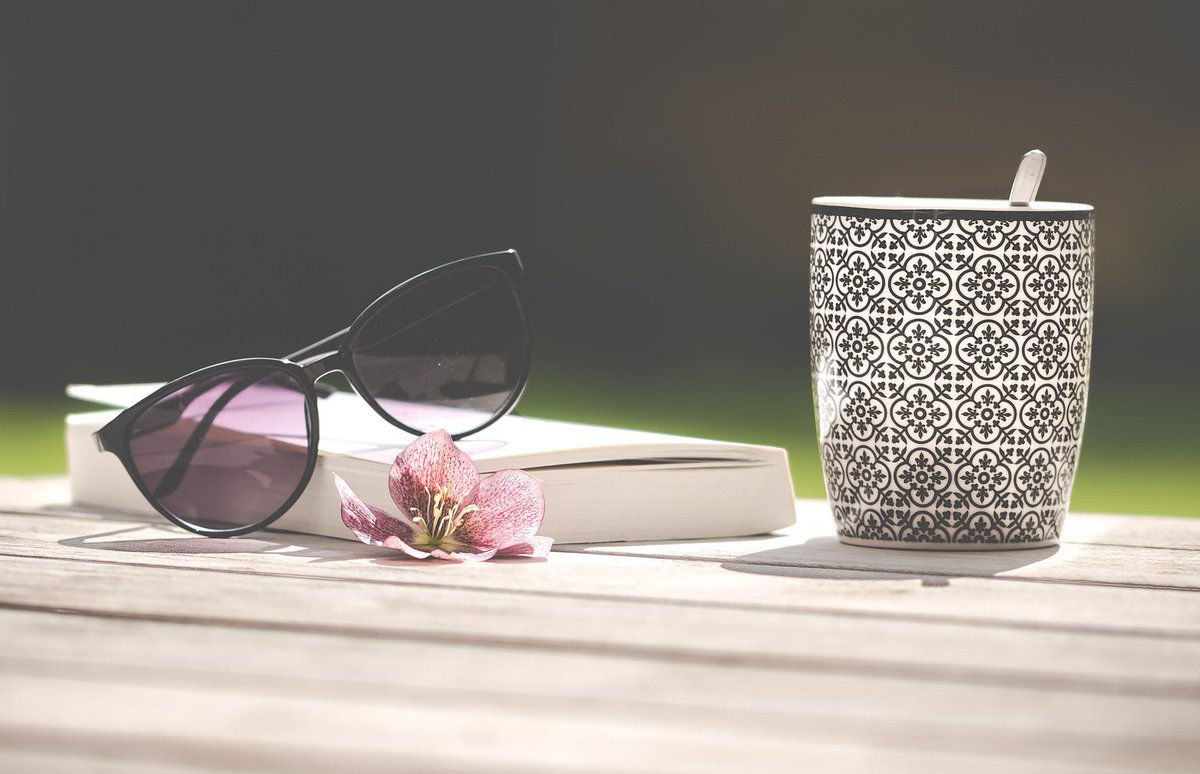 TeaSquared1's tweet photo. The perfect summer scene 🌸 #tealovers #book #sunshine #teasquared #tea https://t.co/sunIKHwIE9