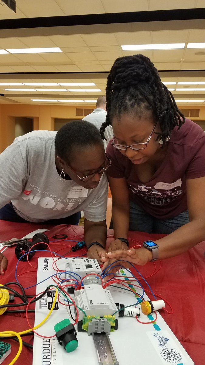 Farena98's tweet photo. Working together is how we learn!!! @GoTECHFIT #TECHFIT2018 
@wmscyndi0696 @NicoleW75373892 https://t.co/wzRyKrgWfG