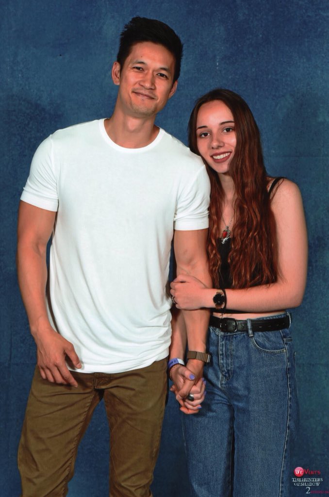 28GUCCl's tweet image. I scanned my pictures from #THOS2 and this is so HQ you can see the flaws they don’t have and the ones I have

#SaveShadowhunters