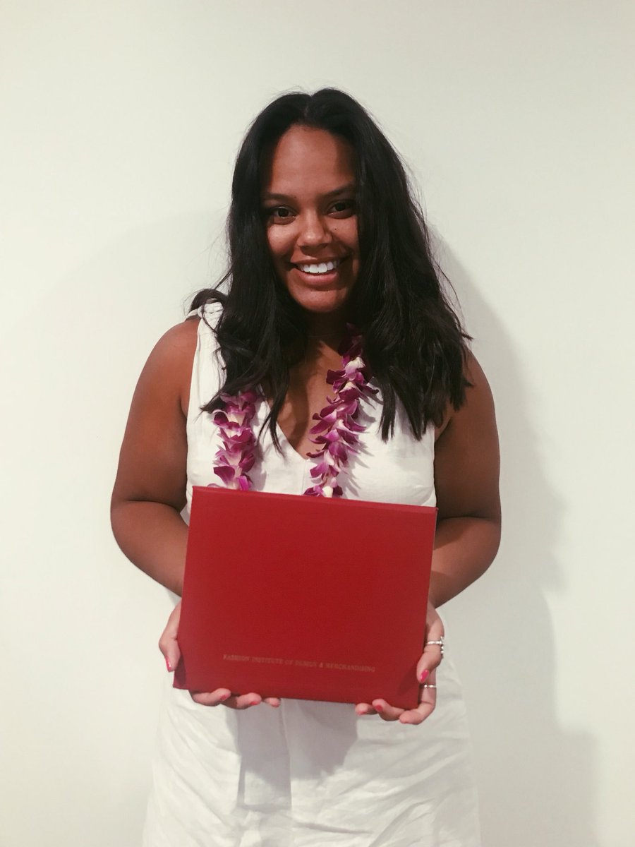 jadynbabby's tweet photo. One degree hotter 👩🏽‍🎓💓 https://t.co/doXPkJLurM