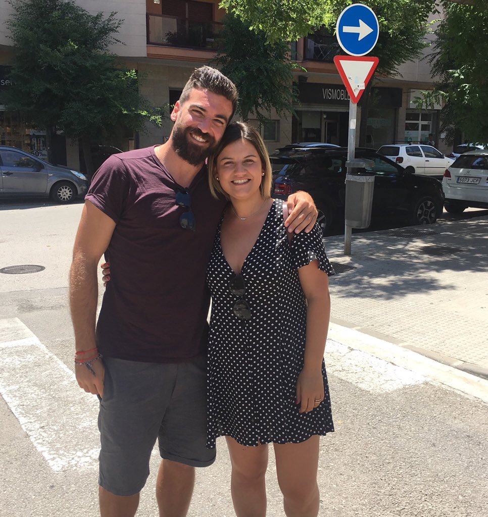 EsterColomP's tweet photo. Quina passada quan el futbol et deixa conèixer persones del nivell de @CarlesMarc19. Un plaer haver gaudit de tu i de les teves anècdotes. Gràcies per tantes rialles junts.

#mibro #antro #miradasdereojo #champagne #selfiesbailandosentadas #notenvagishedit #au https://t.co/eaF0gpUr2I