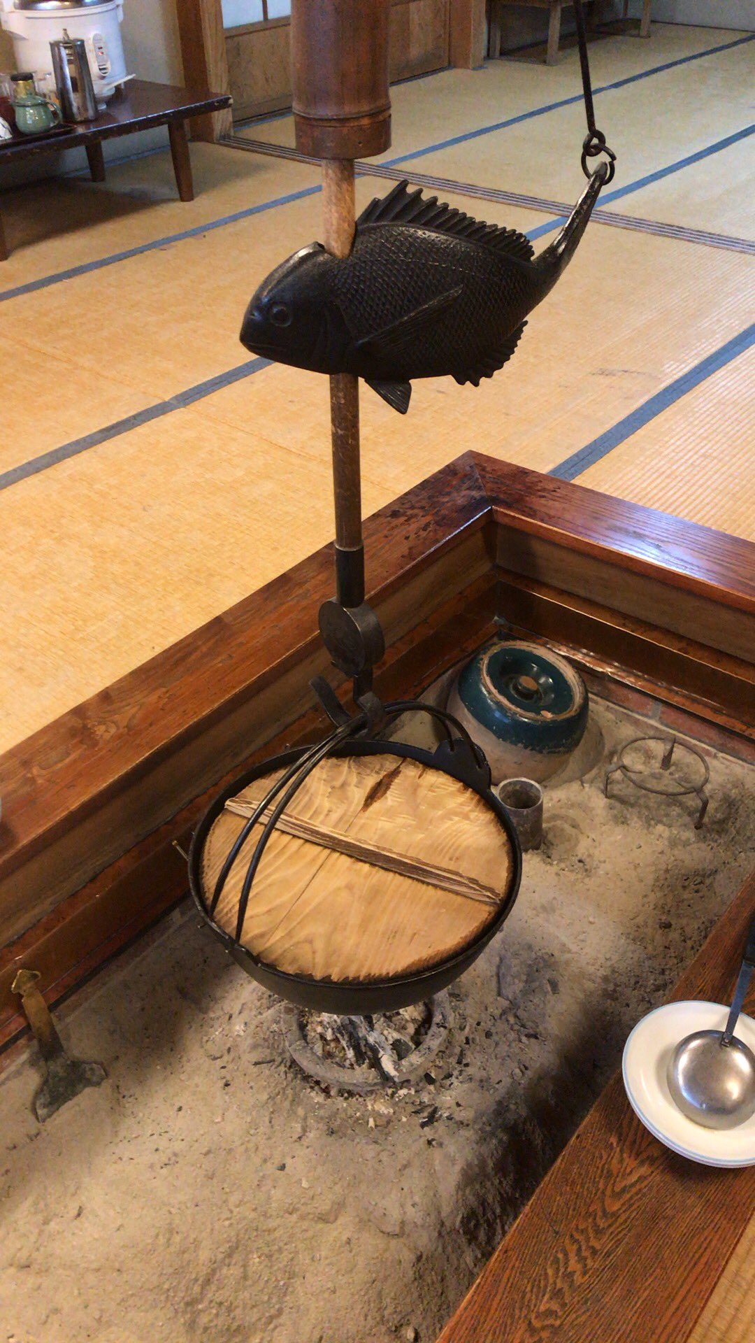 たべすきー 今回泊まった民宿の食堂には囲炉裏があり 朝食の味噌汁はここで暖められていました こう言うのがいいんだよ 岩手県 遠野市 民宿とおの T Co Kjw4xfjllr Twitter