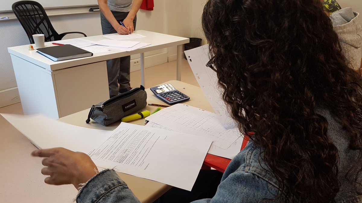 ECDSartrouville's tweet photo. 📝⚠️#IntensivesBrevet⏱️ Les élèves de 3e parmi nos inscrits font un brevet blanc de mathématiques en condition d'examen ! On continue la préparation ! #travail #reussite #brevet #BonnesNotes #education https://t.co/sxpJB5xrSM