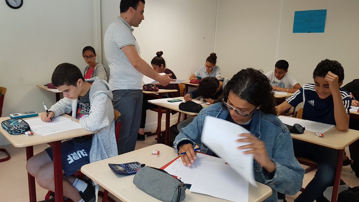 ECDSartrouville's tweet photo. 📝⚠️#IntensivesBrevet⏱️ Les élèves de 3e parmi nos inscrits font un brevet blanc de mathématiques en condition d'examen ! On continue la préparation ! #travail #reussite #brevet #BonnesNotes #education https://t.co/sxpJB5xrSM