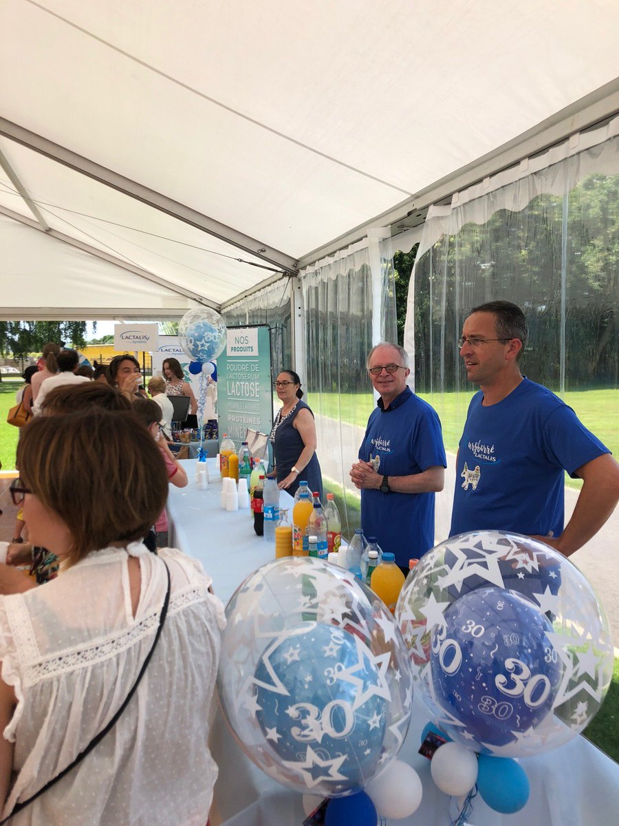 groupe_lactalis's tweet photo. C'est sous un soleil radieux que nous fêtons en ce moment les 30 ans du siège de Bourgbarré.🌞 Exposition, animations culinaires, dégustations, bornes selfies…les 450 salariés et leurs familles célèbrent cet anniversaire ! 🎂 #ChezLactalis https://t.co/Q0nn8q5IXg