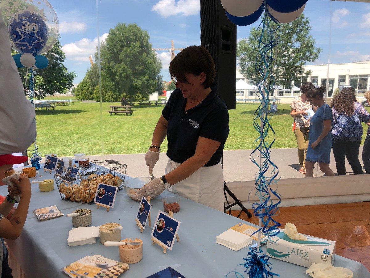 groupe_lactalis's tweet photo. C'est sous un soleil radieux que nous fêtons en ce moment les 30 ans du siège de Bourgbarré.🌞 Exposition, animations culinaires, dégustations, bornes selfies…les 450 salariés et leurs familles célèbrent cet anniversaire ! 🎂 #ChezLactalis https://t.co/Q0nn8q5IXg