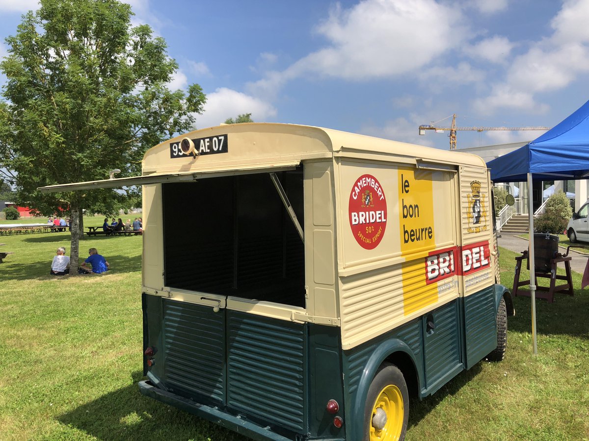 groupe_lactalis's tweet photo. C'est sous un soleil radieux que nous fêtons en ce moment les 30 ans du siège de Bourgbarré.🌞 Exposition, animations culinaires, dégustations, bornes selfies…les 450 salariés et leurs familles célèbrent cet anniversaire ! 🎂 #ChezLactalis https://t.co/Q0nn8q5IXg