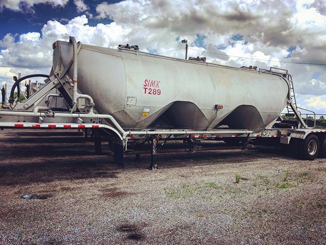 FleetRight's tweet photo. It’s auction day! Bidding is now live on this 1996 Heil Pneumatic trailer. • • • • #heavyequipment #heil #trailer #transportation #bulktrailer #pneumatic #truckinglife #trucker #auction #auctiontime #oilfield #fracsand #frac #concrete #construction #… https://t.co/UGsuKpD1lk https://t.co/Bf14z9cuIH