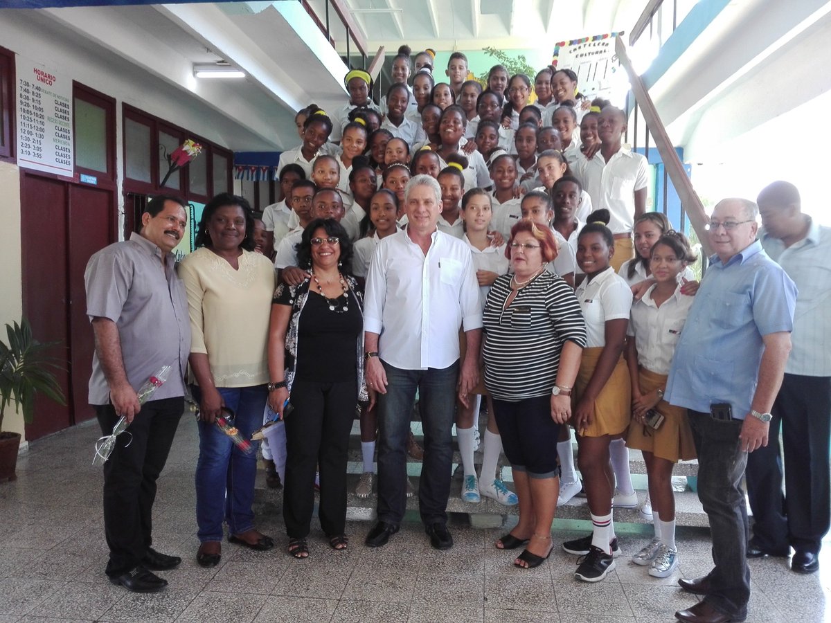 Díaz-Canel recorre centros de Santiago de Cuba