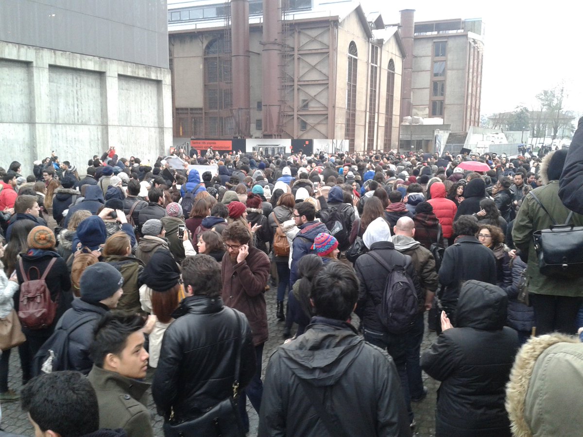 Kendi kitlenizi bir çıkar, menfaat, para olmadan asla bir arada tutamıyorsunuz. Mitingleri, meydanları, etkinlikleri dolduramıyorsunuz. Farkımız bu!
#BilgiBuradaBeratNerede
#BilgiTAMAMdiyor