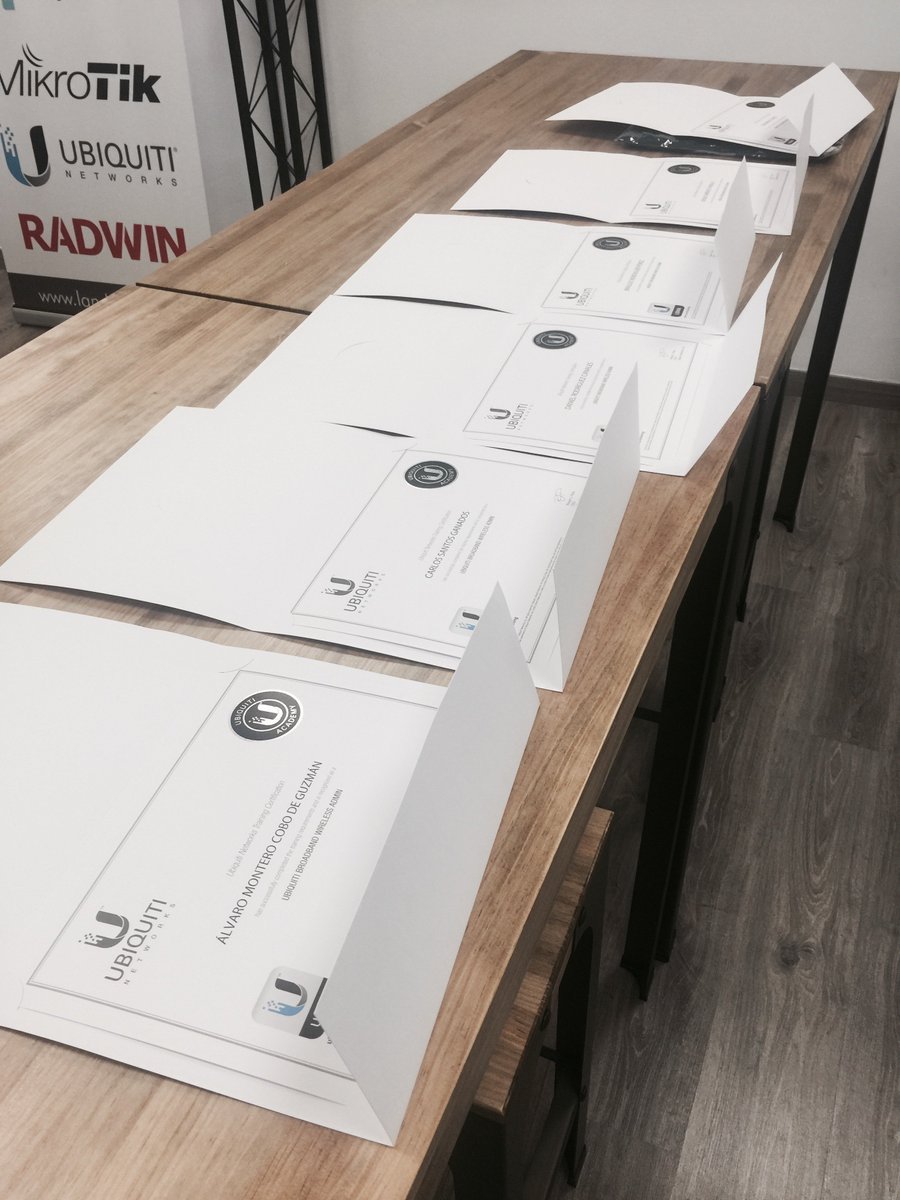 Landashop's tweet photo. 🎓Alumnos del curso de @ubnt UBWA examinándose, a punto de recoger su certificado. Recordad que es la última convocatoria de este curso antes de verano ¡Nos vemos en septiembre! 👏
#UBWA @ubnt_latam #AirMax https://t.co/nrynmNVfKG