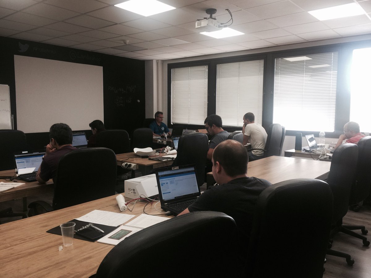 Landashop's tweet photo. 🎓Alumnos del curso de @ubnt UBWA examinándose, a punto de recoger su certificado. Recordad que es la última convocatoria de este curso antes de verano ¡Nos vemos en septiembre! 👏
#UBWA @ubnt_latam #AirMax https://t.co/nrynmNVfKG