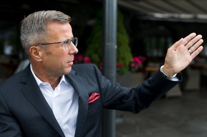 A devoted hotelier:
At the occasion of The Alpina Gstaad's 5th anniversary, Managing Director Eric Favre shares his thoughts on current industry trends and the challenges they imply for the young luxury resort.
>> jungfrauzeitung.ch/artikel/165342/