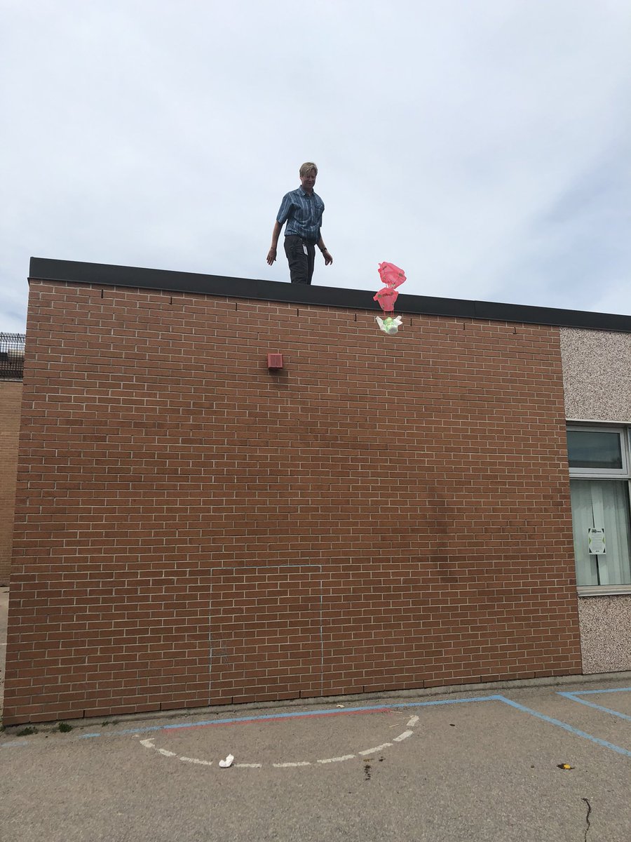UPSLibrary's tweet photo. Grade 4/5’s partnered up with the grade 7/8’s to design and build a parachute for an adrenaline junkie egg. @krmiller86  @JamesLangner #only3broke #poorlittleegg https://t.co/jaGFhHkCvy