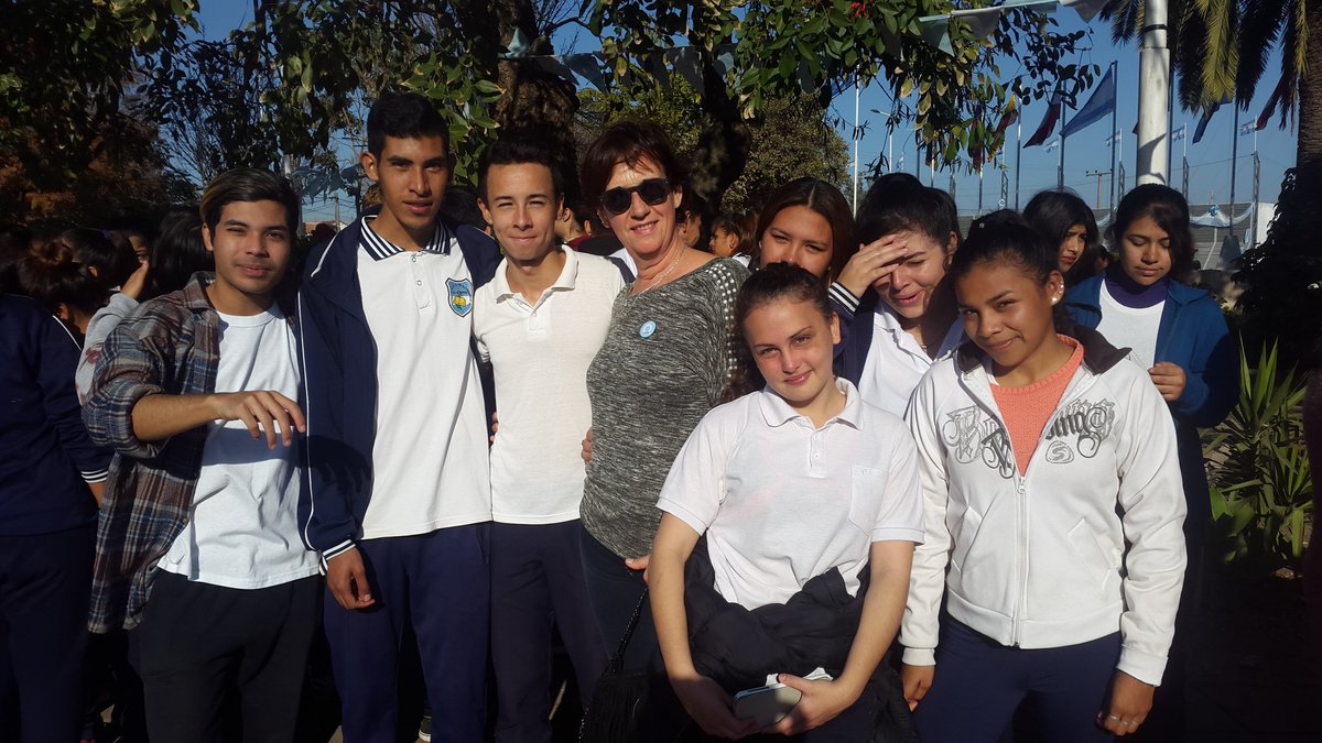 Acto del día de la Bandera con mis mal criados. Los quiero chicos.