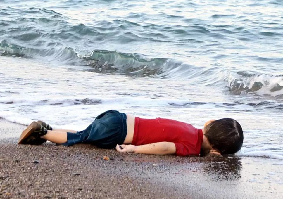 ElDeCreativo's tweet photo. "Hemos aprendido a volar como pájaros, nadar como peces, pero no hemos aprendido el sencillo arte de vivir como hermanos"

– Martín Luther King 

#ConLosRefugiados https://t.co/SUF5FEygxv