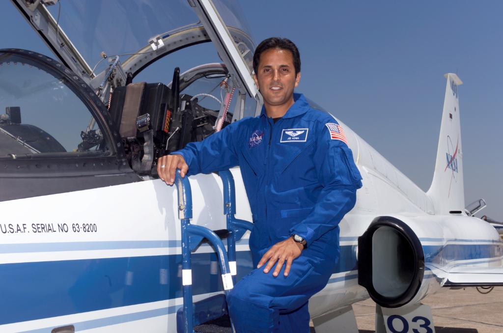 NASApeople's tweet photo. "Returned Peace Corps volunteers…will find the fulfillment they have grown accustomed to having by working with NASA"--@AstroAcaba. Read more: https://t.co/EIaxNFIAo1 https://t.co/fJ7fFNdVWH