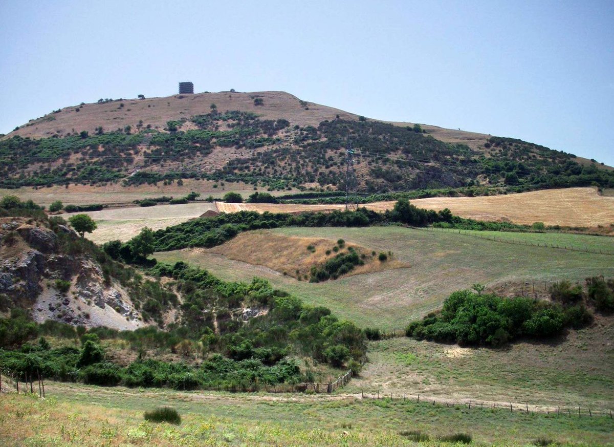 girogustando1's tweet photo. Torre Satriano, Poggio Civitate e i resti delle ville del VI secolo AC: somiglianze  sorprendenti!  ➡️➡️http://bit.l/etruscolucano #Girogustando #a4mani #Siena #Matera #archeologie #21giugno #cucina #Toscana #Basilicata #Arcobalenodestate @archeostorie @MediterraneoAnt https://t.co/d67NBMSngf