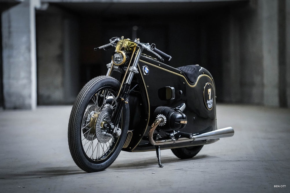 REVISTA400's tweet photo. Una nueva customización de #KingstonCustom, ha salido a escenario durante el Festival Wheels and Waves de Biarritz. Nos referimos a la obra de arte: #BMWBlackPhantom, una especial naked ultra retro. 🔥🏍️🔥
#TodosSomos400 https://t.co/CW4KOIgnCC