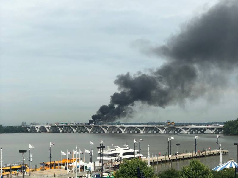 Multiple Cars Catch Fire On Woodrow Wilson Bridge dlvr.it/QXxQ36 https://t.co/HyJ6ziYUml