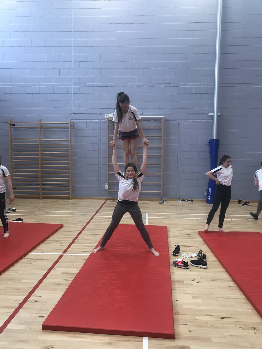 HolyCross_PE's tweet image. Fantastic partner work today in PE from 2E/F girls. #balanceandcontrol